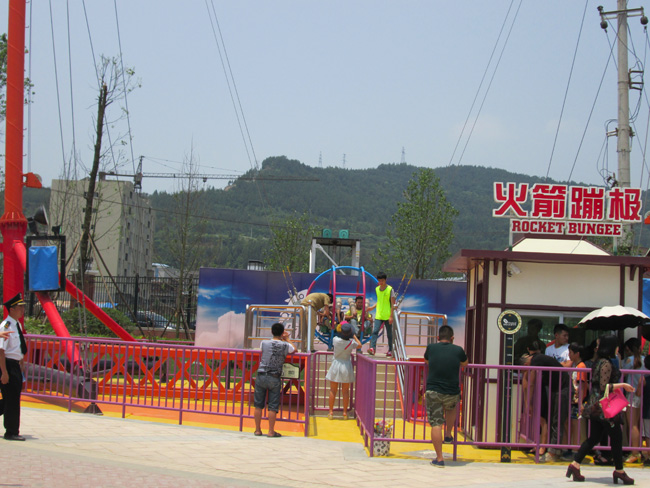 火箭蹦極(四川巴中置信嘉年華).jpg